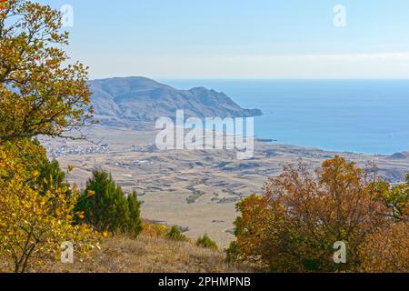 Blick vom Hang des Ai-Georgiy Berges in Richtung Kapsel, Tal und Meganom Cape in der Nähe von Sudak, Krim, Russland. Stockfoto