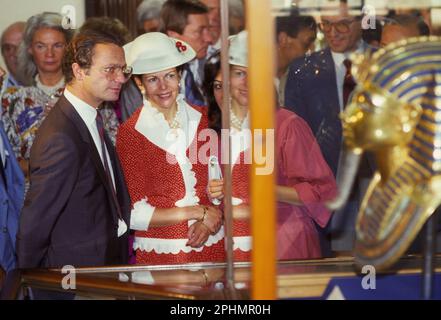 DAS SCHWEDISCHE KÖNIGLICHE PAAR BEI EINEM BESUCH IN KAIRO, ÄGYPTEN UND IM ÄGYPTISCHEN MUSEUM, wo sie Interesse daran hatten, Tutanchamuns goldene Bestattungsmaske zu studieren Stockfoto