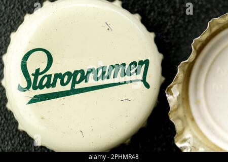 Tyumen, Russland – 15. Februar 2023: Nahaufnahme des Staropramen-Flaschendeckels mit altem Bierlogo. Prag ist die zweitgrößte Brauerei in der Tschechischen Republik. Stockfoto