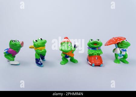 Tjumen, Russland-15. Februar 2023: Kinder Surprise Toy Frösche. Sammlung von netteren Überraschungsspielzeugen. Stockfoto