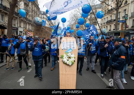 Paris, Frankreich. 28. März 2023. Ein Mitglied der CFTC (Französischer Verband christlicher Arbeiter) trägt einen falschen Sarg, auf dem während einer Demonstration gegen die Rentenreform in Paris "Caisse de retraite" steht. Präsident Emmanuel Macron will ein Gesetz einführen, das das Rentenalter von 62 auf 64 Jahre anheben soll. Kredit: SOPA Images Limited/Alamy Live News Stockfoto