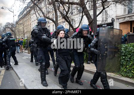 Paris, Frankreich. 28. März 2023. Polizeibeamte verhaften einen Demonstranten während einer Demonstration gegen die Rentenreform in Paris. Präsident Emmanuel Macron will ein Gesetz einführen, das das Rentenalter von 62 auf 64 Jahre anheben soll. Kredit: SOPA Images Limited/Alamy Live News Stockfoto