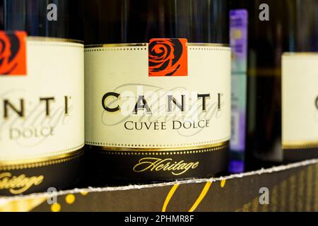Tyumen, Russland – 25. Februar 2023: Canti-Logo Cuvee dolce Prosecco DOC. Hergestellt von Fratelli Martini, das 1947 gegründet wurde Stockfoto