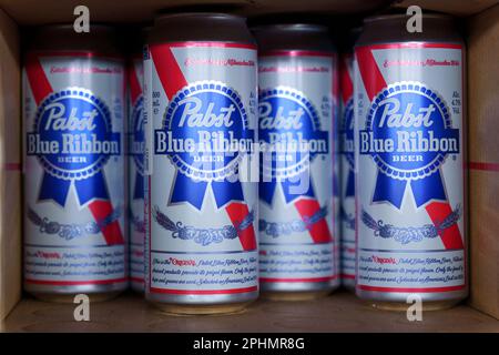 Tyumen, Russland-25. Februar 2023: Blue Ribbon Beer. Company ist ein amerikanischer Brauer von Alkohol und Bier. Stockfoto
