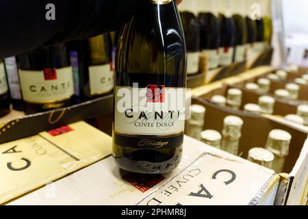 Tyumen, Russland – 25. Februar 2023: Canti cuvee dolce Prosecco DOC. Hergestellt von Fratelli Martini, das 1947 gegründet wurde Stockfoto