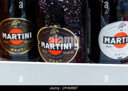 Tyumen, Russland-25. Februar 2023: Alkohol in den Regalen, Martini Nahaufnahme. Selektiver Fokus Stockfoto