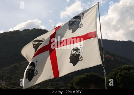 Die Flagge Sardiniens repräsentiert und symbolisiert die Insel Sardinien Italien. Die Flagge Sardiniens, die vier Moore (i quattro Mori) Stockfoto