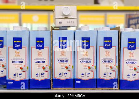 Tyumen, Russland-25. Februar 2023: Logo des Metro Chef Cream german multinational company. Metro Cash and Carry Logo Stockfoto
