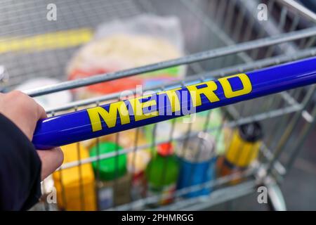 Tyumen, Russland – 25. Februar 2023: Metro Cash and Carry Store. Weltweit diversifizierte Bargeld- und Carry-Gruppe aus dem Einzelhandel und dem Gesamtverkauf in Deutschland Stockfoto