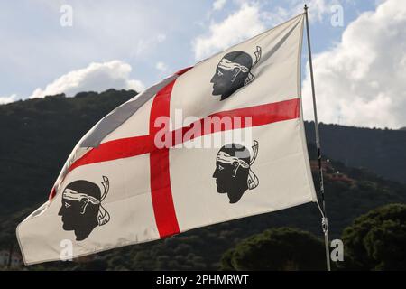 Die Flagge Sardiniens repräsentiert und symbolisiert die Insel Sardinien Italien. Die Flagge Sardiniens, die vier Moore (i quattro Mori) Stockfoto