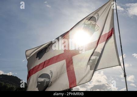 Die Flagge Sardiniens repräsentiert und symbolisiert die Insel Sardinien Italien. Die Flagge Sardiniens, die vier Moore (i quattro Mori) Stockfoto