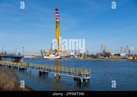 Danzig, Polen. 21. März 2023 Remontowa Werft in Danzig. das Offshore-Kranschiff Les Alizes, das im Eigentum der belgischen Jan De Nul Group steht, ist capa Stockfoto