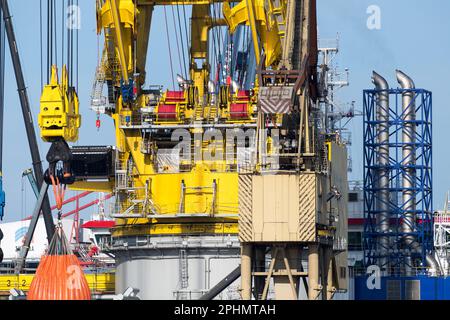 Danzig, Polen. 21. März 2023 Remontowa Werft in Danzig. das Offshore-Kranschiff Les Alizes, das im Eigentum der belgischen Jan De Nul Group steht, ist capa Stockfoto