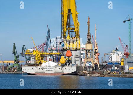 Danzig, Polen. 21. März 2023 Remontowa Werft in Danzig. das Offshore-Kranschiff Les Alizes, das im Eigentum der belgischen Jan De Nul Group steht, ist capa Stockfoto