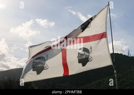 Die Flagge Sardiniens repräsentiert und symbolisiert die Insel Sardinien Italien. Die Flagge Sardiniens, die vier Moore (i quattro Mori) Stockfoto