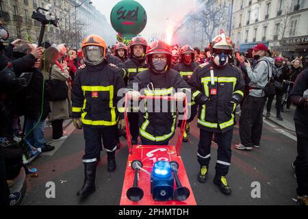 Paris, Frankreich. 28. März 2023. Feuerwehrleute in Uniform nehmen an den Massendemonstrationen gegen die Rentenreform in Paris Teil. Präsident Emmanuel Macron will ein Gesetz einführen, das das Rentenalter von 62 auf 64 Jahre anheben soll. (Foto: Lucy North/SOPA Images/Sipa USA) Guthaben: SIPA USA/Alamy Live News Stockfoto