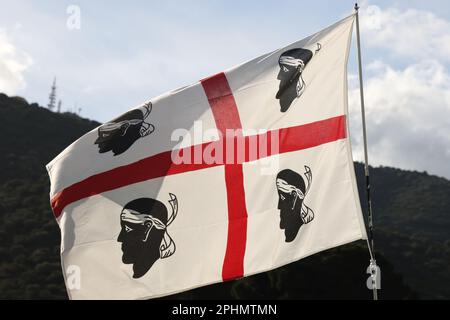 Die Flagge Sardiniens repräsentiert und symbolisiert die Insel Sardinien Italien. Die Flagge Sardiniens, die vier Moore (i quattro Mori) Stockfoto