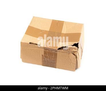 Beschädigter Karton isoliert, Zustellpaket aus Kunsthandwerk, beschädigte Kartonverpackung, zerknitterter Karton auf weißem Hintergrund Stockfoto