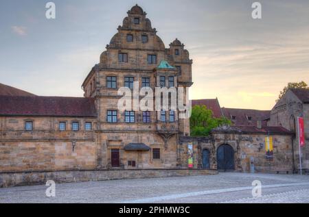 Blick auf den Sonnenuntergang im Historischen Museum Bamberg in Deutschland. Stockfoto