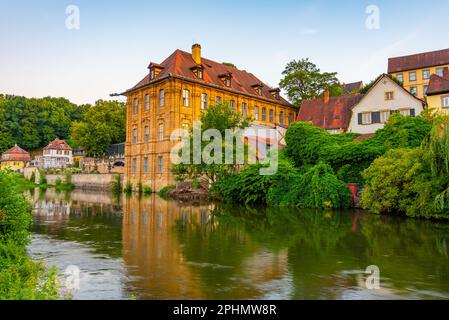 Sonnenuntergang über der Villa Concordia der internationalen Künstler in der deutschen Stadt Bamberg. Stockfoto