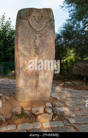 Prähistorische Steinstatue in Filitosa. Es ist eine megalithische Stätte im südlichen Teil der Insel Korsika, Frankreich Stockfoto