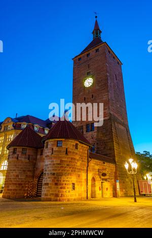 Nachtansicht des Weißen turms in Nürnberg. Stockfoto