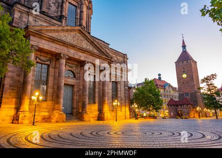 Sonnenaufgang auf die Elisabethkirche und den weißen Turm in Nürnberg. Stockfoto