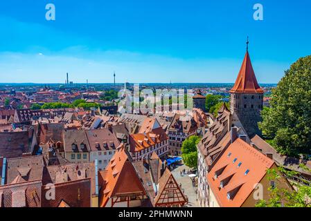 Panoramablick auf die deutsche Stadt Nürnberg vom Schloss Kaiserburg. Stockfoto