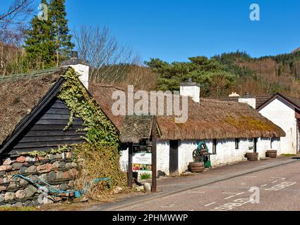 Glencoe Village aus dem 18. Jahrhundert strohgedeckte Häusern in der Gleann Comhann Straße, jetzt das Glencoe und North Lorn Museum Stockfoto