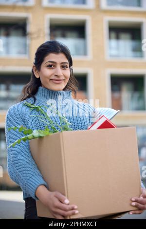 Porträt Einer Weiblichen Universität Oder Studentin Im Freien, Die In Den Campingraum Zieht Und Eine Box Trägt Stockfoto