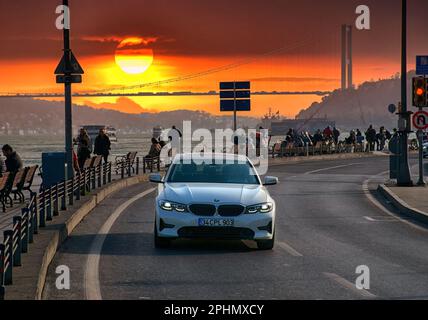 Der BMW 330e macht eine Stadtbesichtigung. BMW 330e fährt auf dem Bosporus von Istanbul. Stockfoto