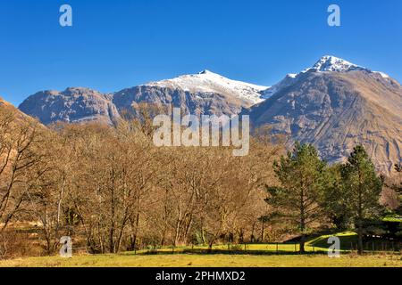 Glencoe Village Upper Carnoch Street schneebedeckte Bergkette vom Ende der Straße aus gesehen Stockfoto