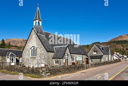 Blick auf das Dorf Glencoe auf die Gleann Comhann Straße mit St. Marys Kirche Stockfoto