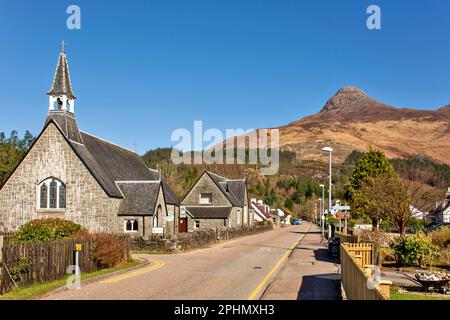 Blick auf das Dorf Glencoe auf die Gleann Comhann Straße mit der St. Marys Kirche und Blick auf den Pap of Glencoe Stockfoto