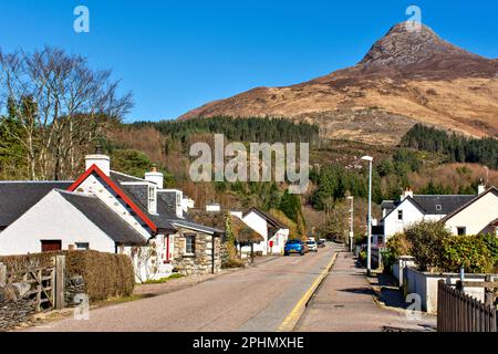 Blick auf das Dorf Glencoe auf die Häuser in der Gleann Comhann Straße und auf den Pap von Glencoe Stockfoto