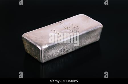 Ein Kilogramm Silberbarren, 32,15 Unzen. Goldbarren aus raffiniertem Silber. Traditionelle Art der Investition in Edelmetalle. Echtes Geld. Stockfoto