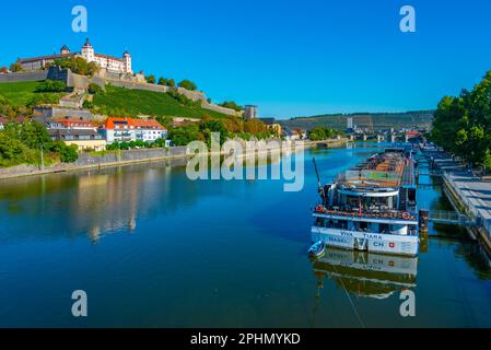 Panoramablick auf die Festung Marienberg und die Dampfschiffe in Würzburg. Stockfoto