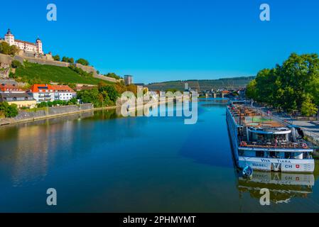 Panoramablick auf die Festung Marienberg und die Dampfschiffe in Würzburg. Stockfoto