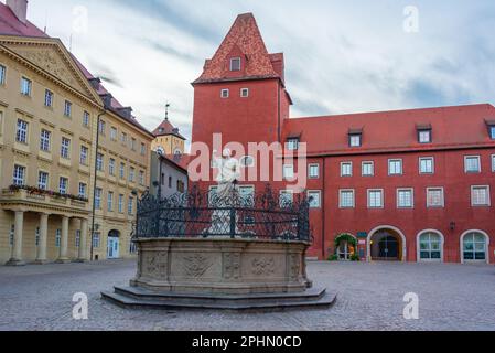 Sonnenaufgang auf den Neuen Waag am Haidplatz in der Altstadt von Regensburg. Stockfoto