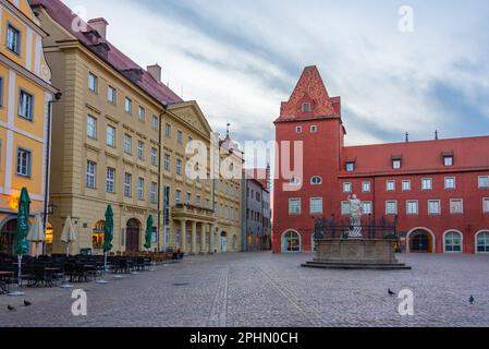 Sonnenaufgang auf den Neuen Waag am Haidplatz in der Altstadt von Regensburg. Stockfoto