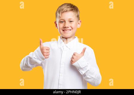 Wie Geste-Bestätigung-Zeichen fröhlicher Junge Daumen hoch Stockfoto