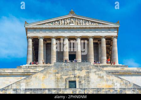 Walhalla: Imposantes neoklassizistisches Gebäude mit Marmorhalle mit Plaketten und Büsten berühmter deutscher Gäste in der Nähe von Regensburg. Stockfoto