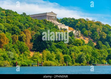 Walhalla: Imposantes neoklassizistisches Gebäude mit Marmorhalle mit Plaketten und Büsten berühmter deutscher Gäste in der Nähe von Regensburg. Stockfoto