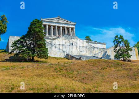 Walhalla: Imposantes neoklassizistisches Gebäude mit Marmorhalle mit Plaketten und Büsten berühmter deutscher Gäste in der Nähe von Regensburg. Stockfoto