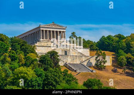 Walhalla: Imposantes neoklassizistisches Gebäude mit Marmorhalle mit Plaketten und Büsten berühmter deutscher Gäste in der Nähe von Regensburg. Stockfoto