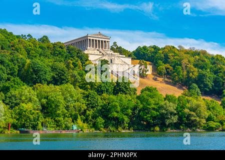 Walhalla: Imposantes neoklassizistisches Gebäude mit Marmorhalle mit Plaketten und Büsten berühmter deutscher Gäste in der Nähe von Regensburg. Stockfoto