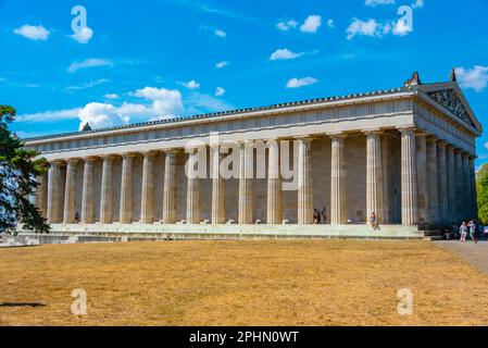 Walhalla: Imposantes neoklassizistisches Gebäude mit Marmorhalle mit Plaketten und Büsten berühmter deutscher Gäste in der Nähe von Regensburg. Stockfoto