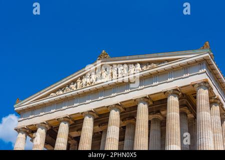 Walhalla: Imposantes neoklassizistisches Gebäude mit Marmorhalle mit Plaketten und Büsten berühmter deutscher Gäste in der Nähe von Regensburg. Stockfoto