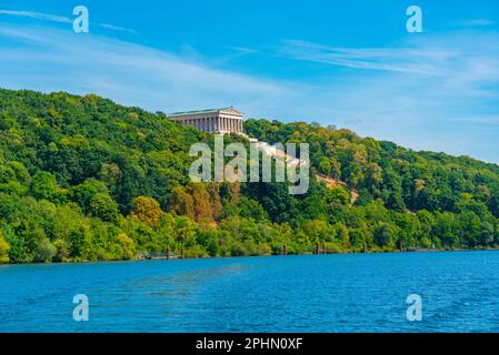 Walhalla: Imposantes neoklassizistisches Gebäude mit Marmorhalle mit Plaketten und Büsten berühmter deutscher Gäste in der Nähe von Regensburg. Stockfoto