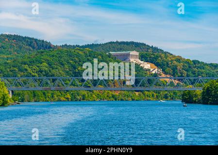 Walhalla: Imposantes neoklassizistisches Gebäude mit Marmorhalle mit Plaketten und Büsten berühmter deutscher Gäste in der Nähe von Regensburg. Stockfoto